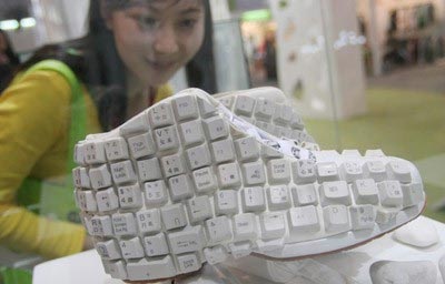 Обувь, сделанная из компьютерных клавиатур