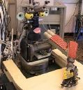 Робот, познающий мир подобно ребенку