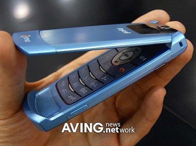 Samsung SCH-V900: телефон в лазурном цвете