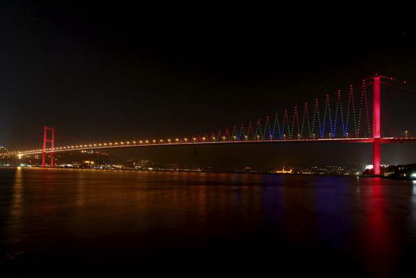 Мост через Босфор со светодиодной подсветкой