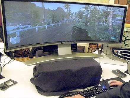 Фото дня: огромный вогнутый экран Alienware