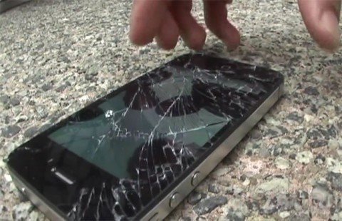 iPhone 4S и Galaxy S II против асфальта