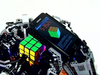 Робот из Лего побил рекорд по сборке кубика Рубика