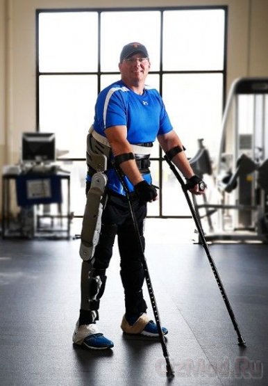 Новый экзоскелет позволяет инвалидам ходить