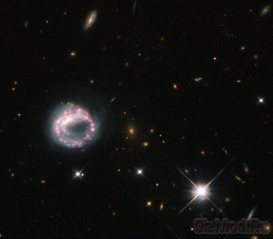 Необычная кольцевая галактика "глазами" Хаббла
