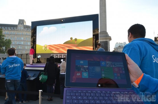 Гигантский планшет Surface 2 в Лондоне