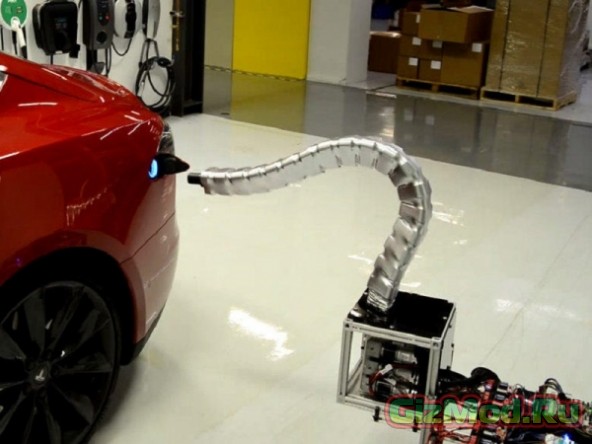 Робот-змея для зарядки электромобилей Tesla