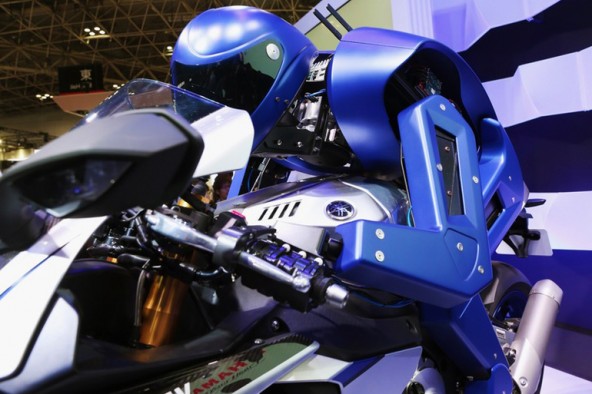Робот-гонщик Motobot