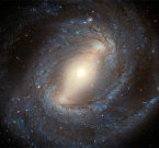 Фотография спиральной галактики с перемычкой