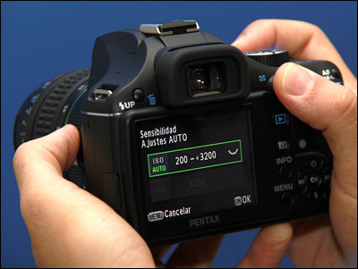 Pentax K-x - зеркальная камера начального уровня