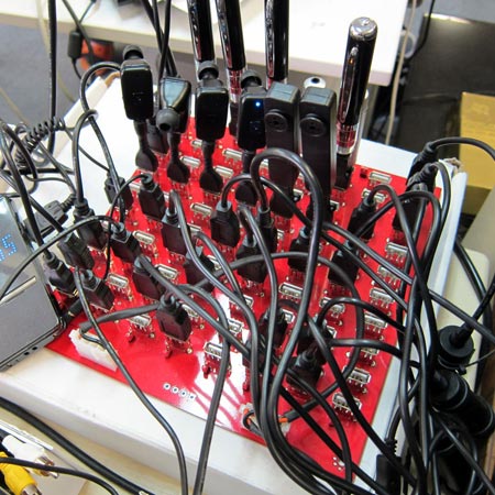 Устройство с 80 разъемами USB