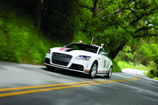Роботизированная Audi TTS против горного серпантина