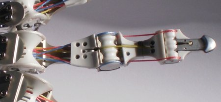 Роботизированная рука, выдерживающая удары молотка
