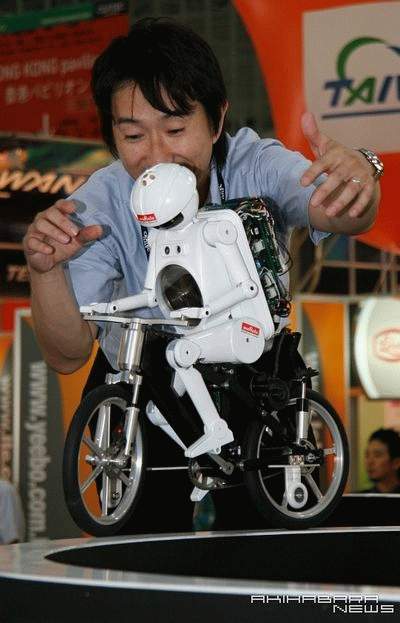 Робот-велосипедист впервые преодолел подъем