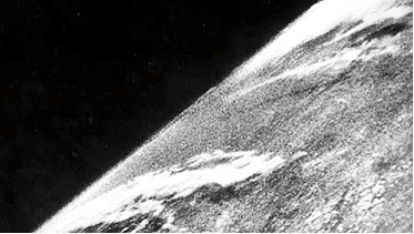 Первая фотография Земли из космоса