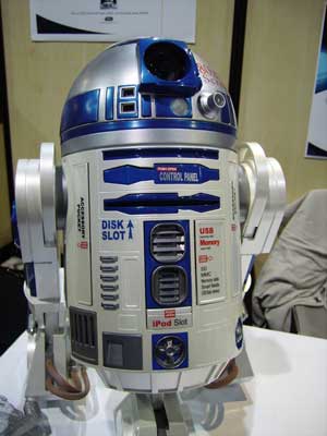 Робот R2-D2 зажигал на CES