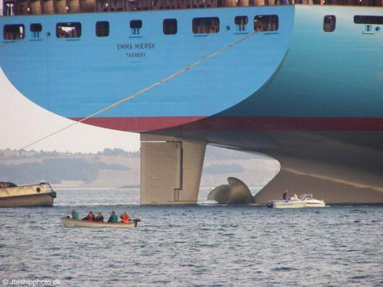 Emma Maersk - Самый огромный контейнеровоз в мире!