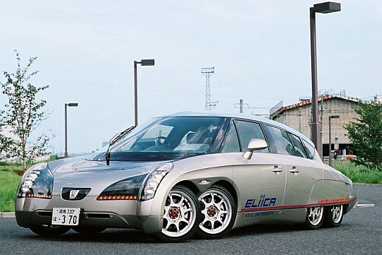Электрокар Eliica vs. Porsche 911 Turbo