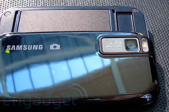 Samsung F700 – живые фото и первые впечатления