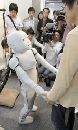 Робот-ребенок, реагирующий на окружающий мир