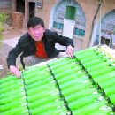 Китаец получает горячую воду из пивных бутылок
