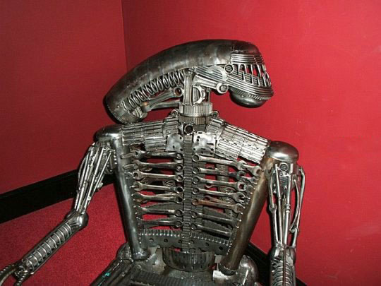 Alien Furniture – дизайнерская мебель из металлолома Alien Furniture – дизайнерская мебель из металлолома