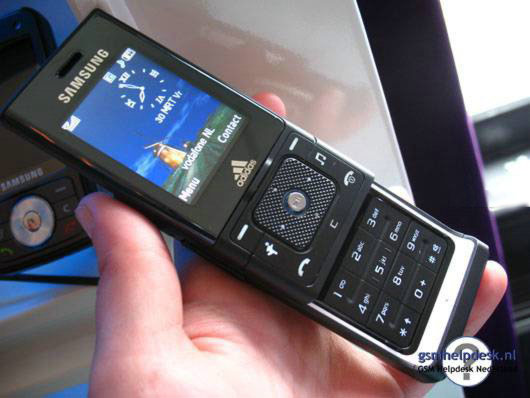 Спортивный F110 – совместное детище Samsung и Adidas