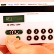 Сверхзащищённая кредитка с кнопками и экраном