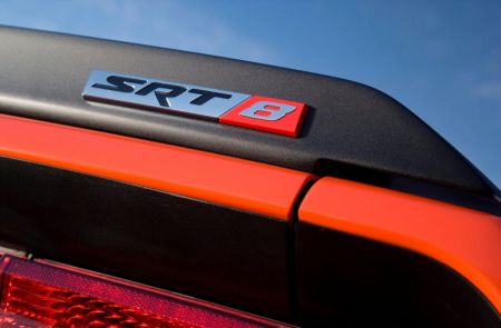 Dodge показал первые фото Challenger SRT8