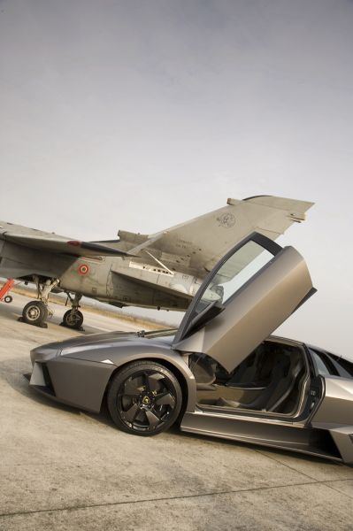 Lamborghini Reventon против истребителя Tornado