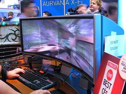 Фото дня: огромный вогнутый экран Alienware