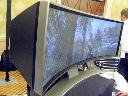 Фото дня: огромный вогнутый экран Alienware