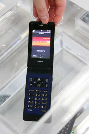 Fujitsu F705i: самый тонкий непромокаемый телефон