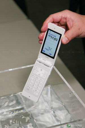 Fujitsu F705i: самый тонкий непромокаемый телефон