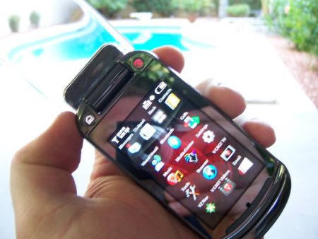Первые фото сенсорного Motorola Krave ZN4