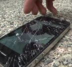 iPhone 4S и Galaxy S II против асфальта