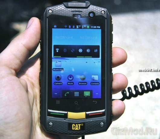 "Неубиваемый" смартфон Сaterpillar CAT B10