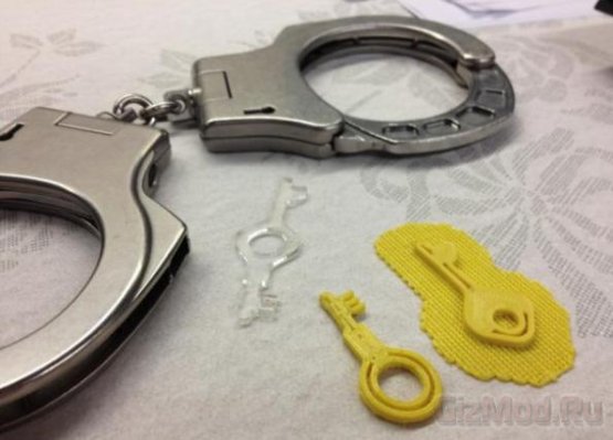 Хакер открыл наручники напечатаннмым ключем