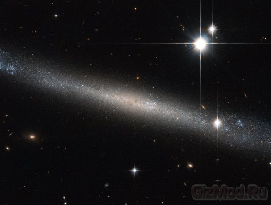 "Хаббл" запечатлел очень тонкую галактику