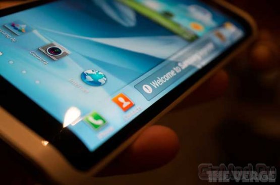 Samsung применила гибкий дисплей Youm в смартфоне