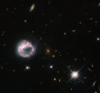 Необычная кольцевая галактика "глазами" Хаббла