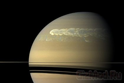 На Сатурне бушует гиганский торнадо
