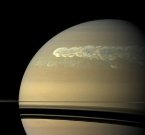 На Сатурне бушует гиганский торнадо