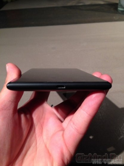 Фаблет Nokia Lumia 1520 на фоне Sony Xperia Z1
