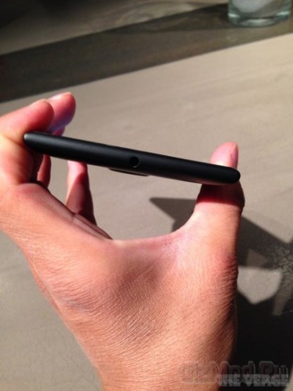 Фаблет Nokia Lumia 1520 на фоне Sony Xperia Z1