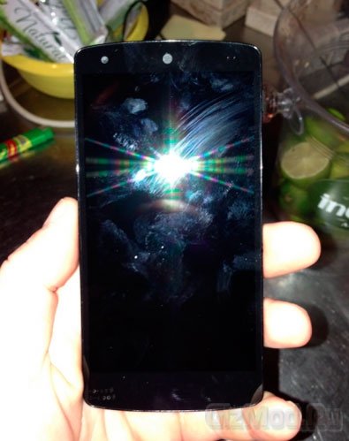 Nexus 5 засветился в баре