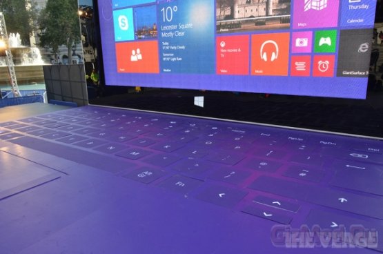 Гигантский планшет Surface 2 в Лондоне