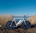 Велосипед с солнечными панелями на колесах