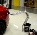 Робот-змея для зарядки электромобилей Tesla