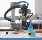 Робот делающий и совершенствующий роботов